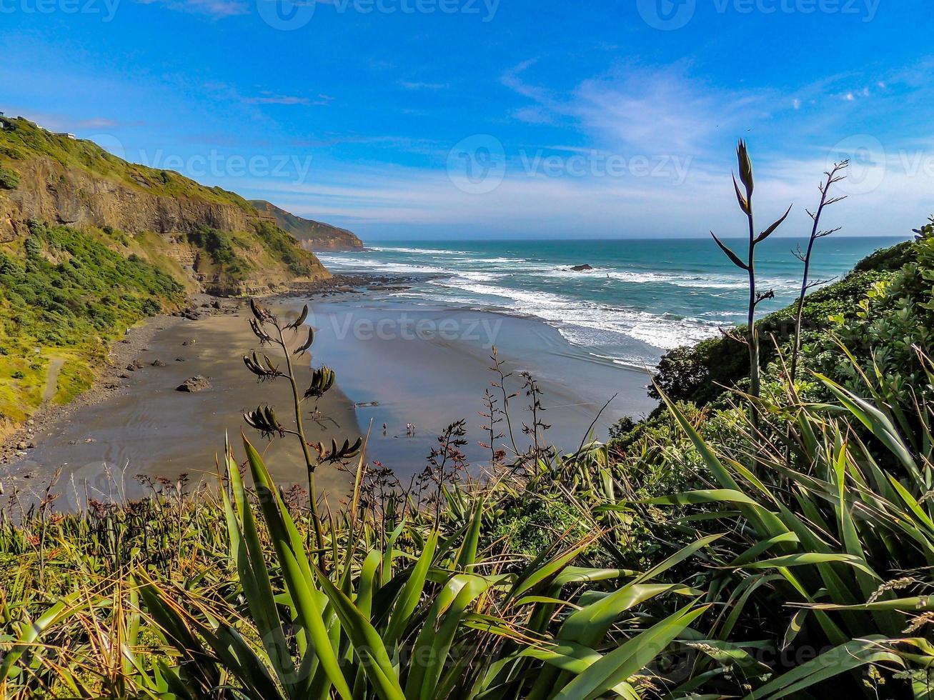 Wellen stürzen am Strand von Muriwai, Auckland, Neuseeland foto