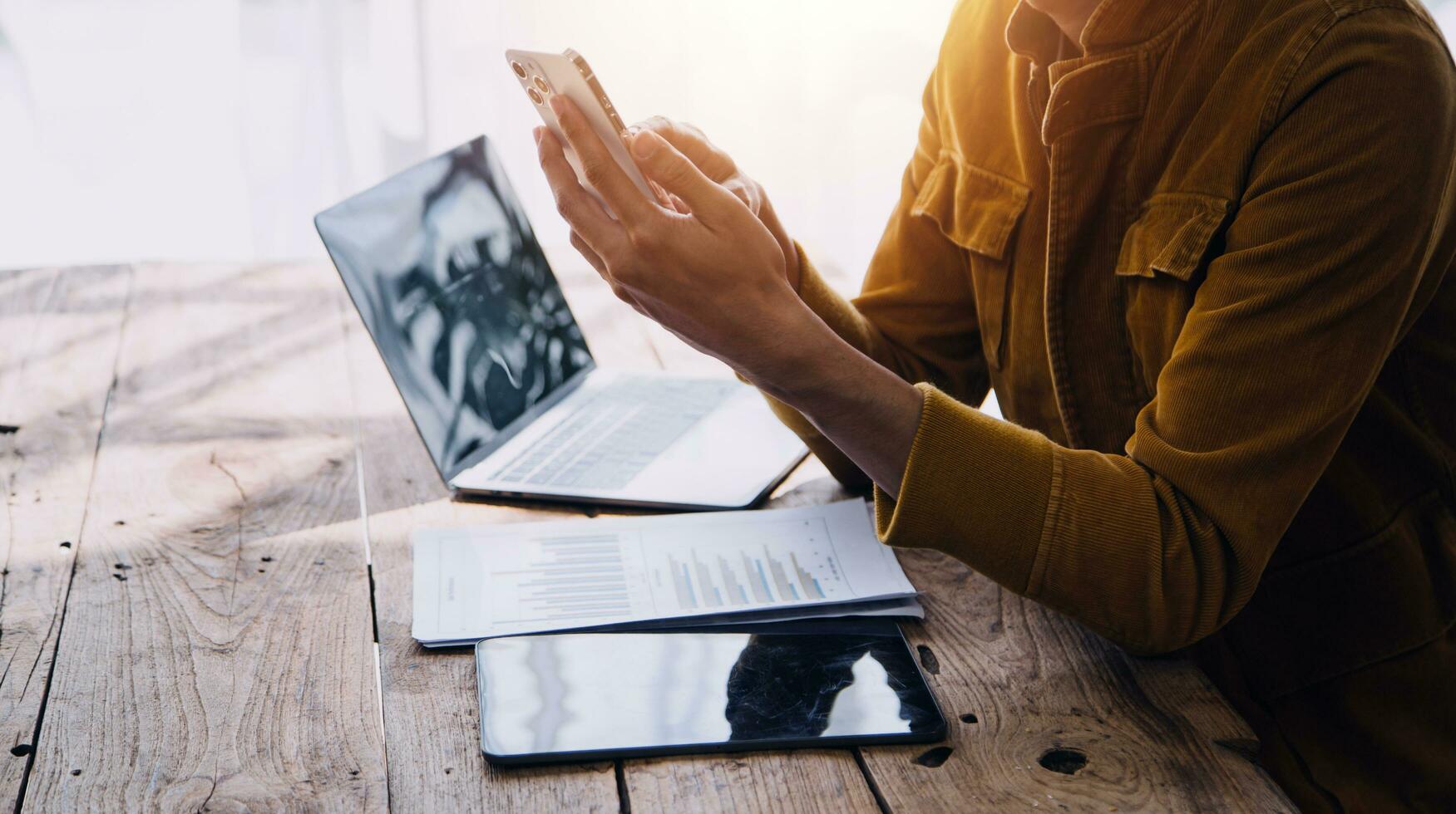 asiatischer geschäftsmann und geschäftsfrau des unternehmers, die neues geschäftsprojekt in tablette in modernem treffen im modernen büro, asiatisches geschäfts-beiläufiges konzept besprechen. foto