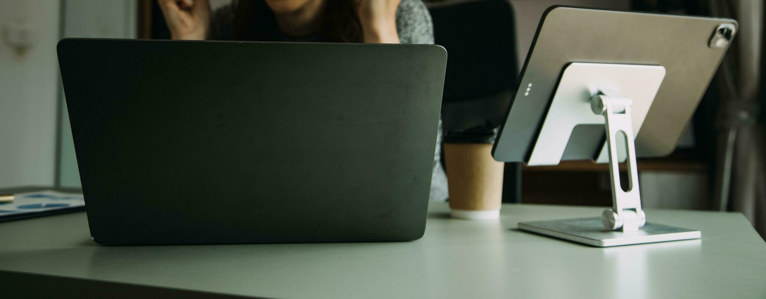 junger erwachsener glücklich lächelnder hispanischer asiatischer student mit kopfhörern, der über online-chat-meetings mit laptop auf dem universitätscampus oder im virtuellen büro spricht. College-Studentin, die aus der Ferne lernt. foto