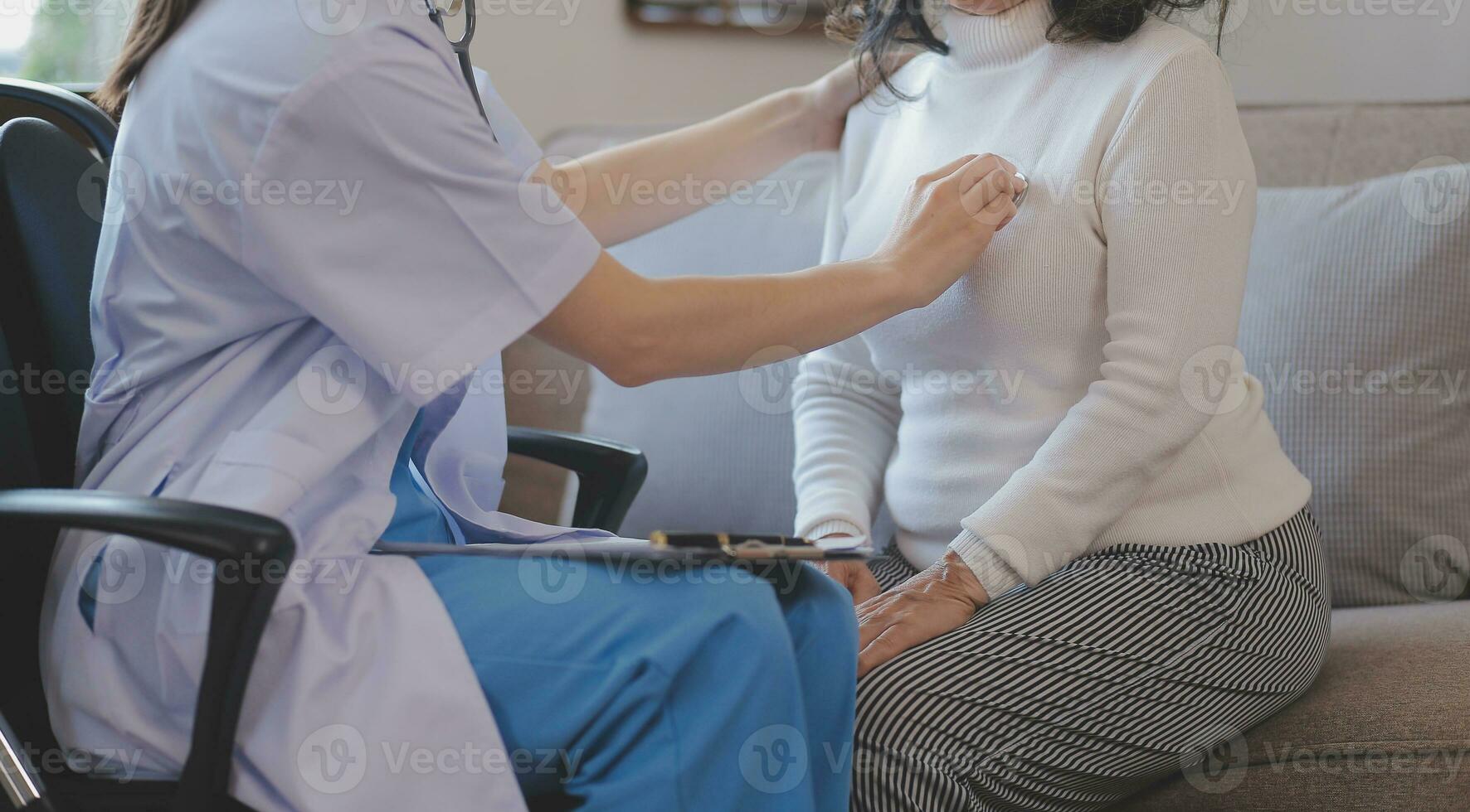 schließen oben von Arzt mit Stethoskop zu Prüfung Herz und Lunge von geduldig Frau. foto