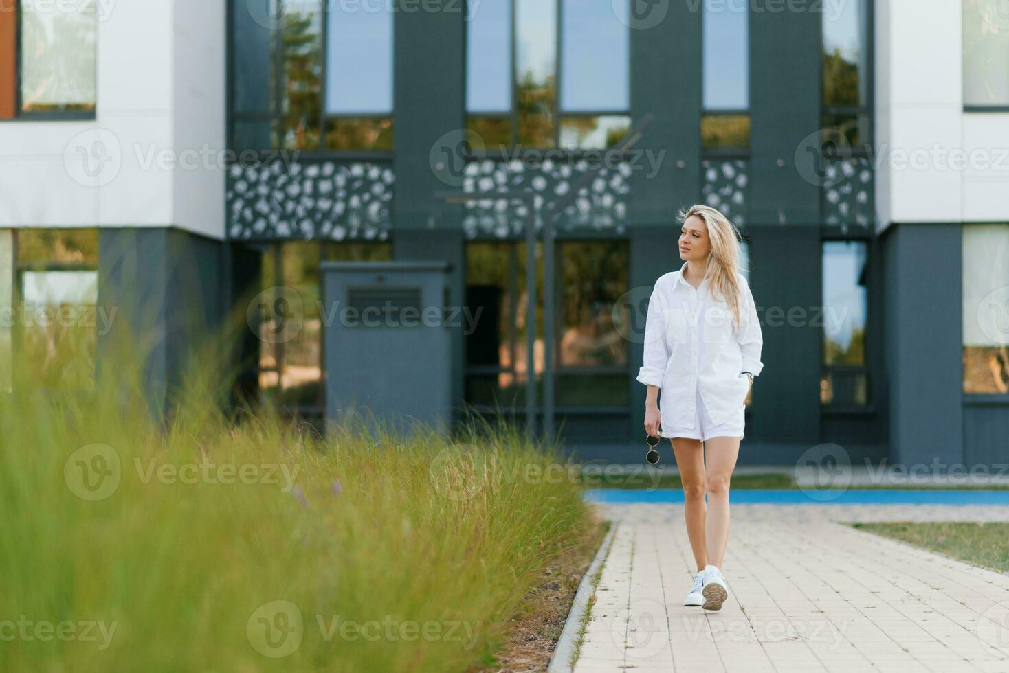 ziemlich jung blond von kaukasisch Staatsangehörigkeit, Gehen um das Stadt während das Tag. das Konzept von feiern Leben foto