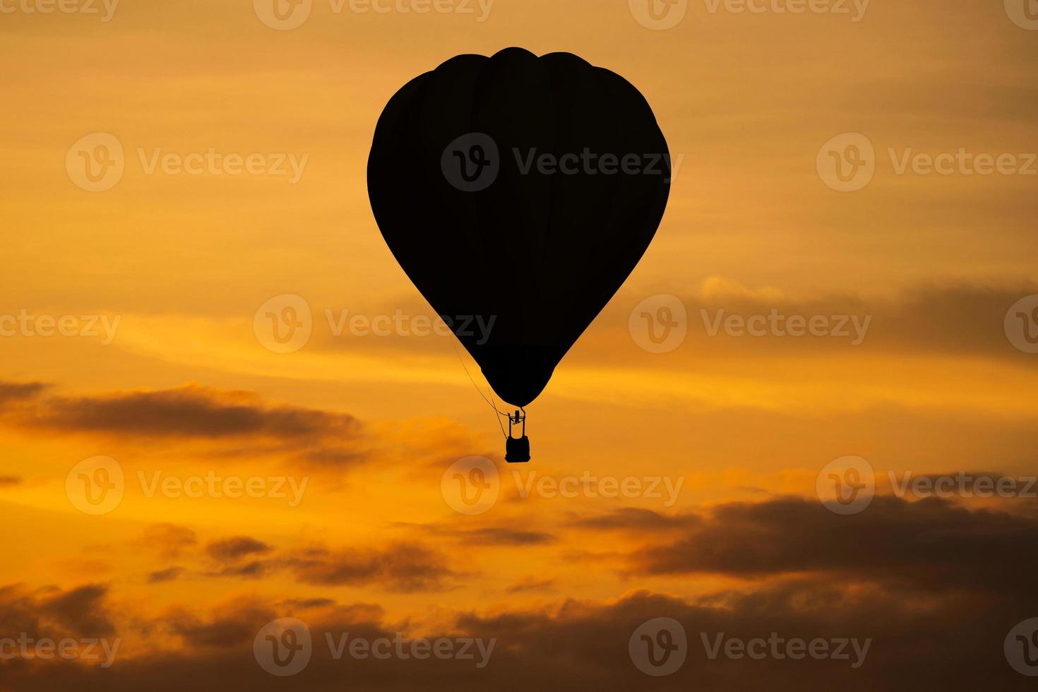 die Silhouette des Ballons am Himmel bei Sonnenuntergang foto