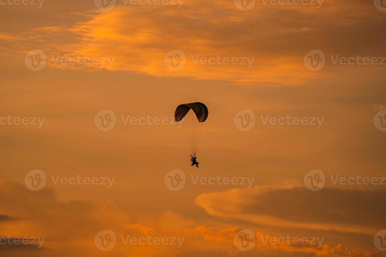 die Silhouette des Motorschirms bei Sonnenuntergang foto