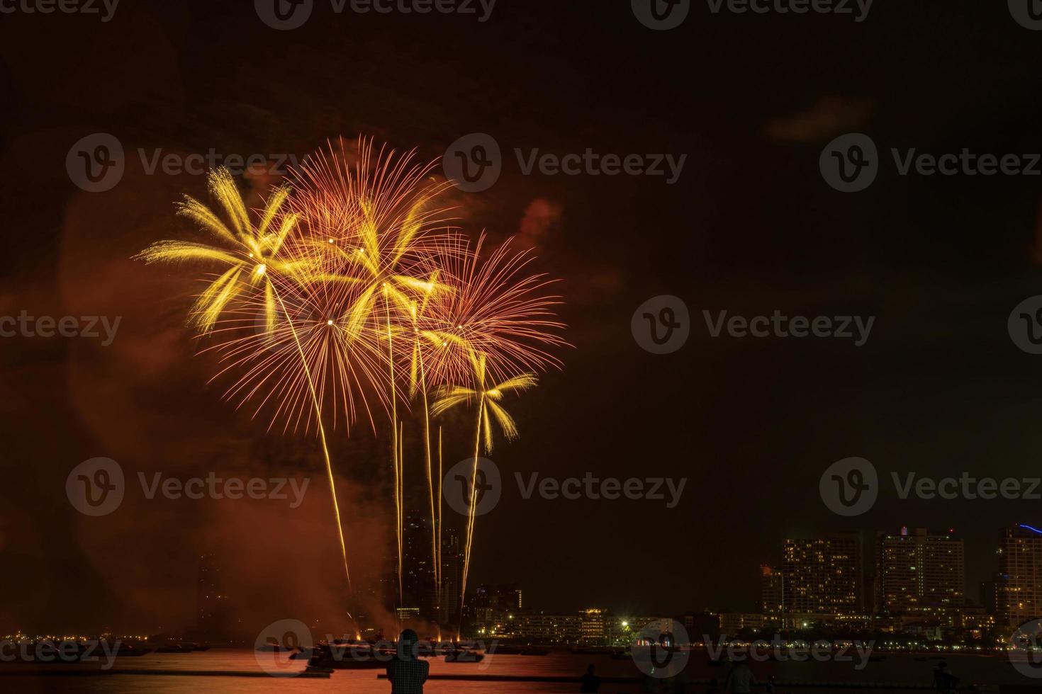 Schönes Funkeln leuchtet am Himmel von Feuerwerk in der Nacht foto
