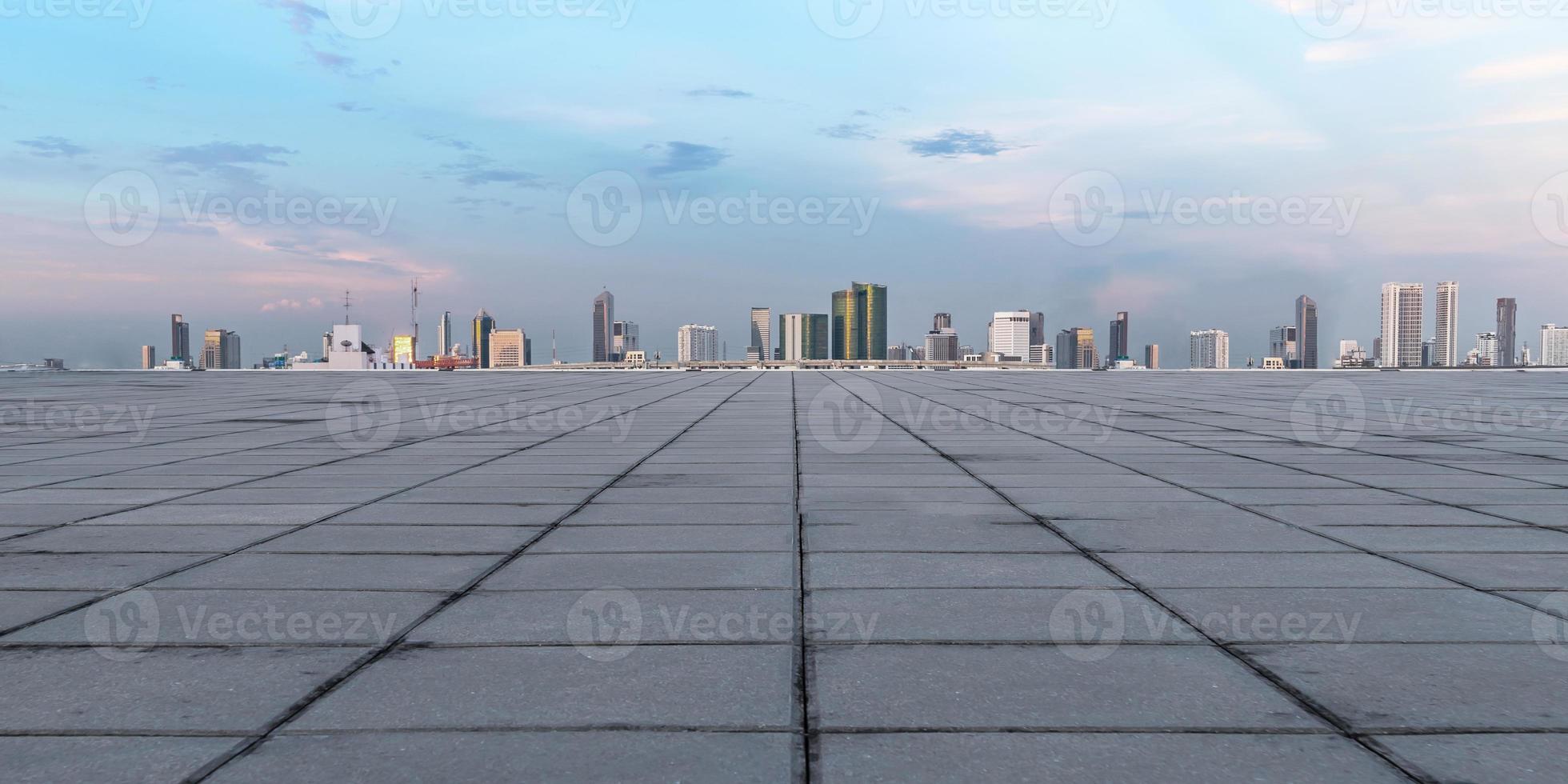 Panorama leerer Betonboden und Skyline mit Gebäuden foto