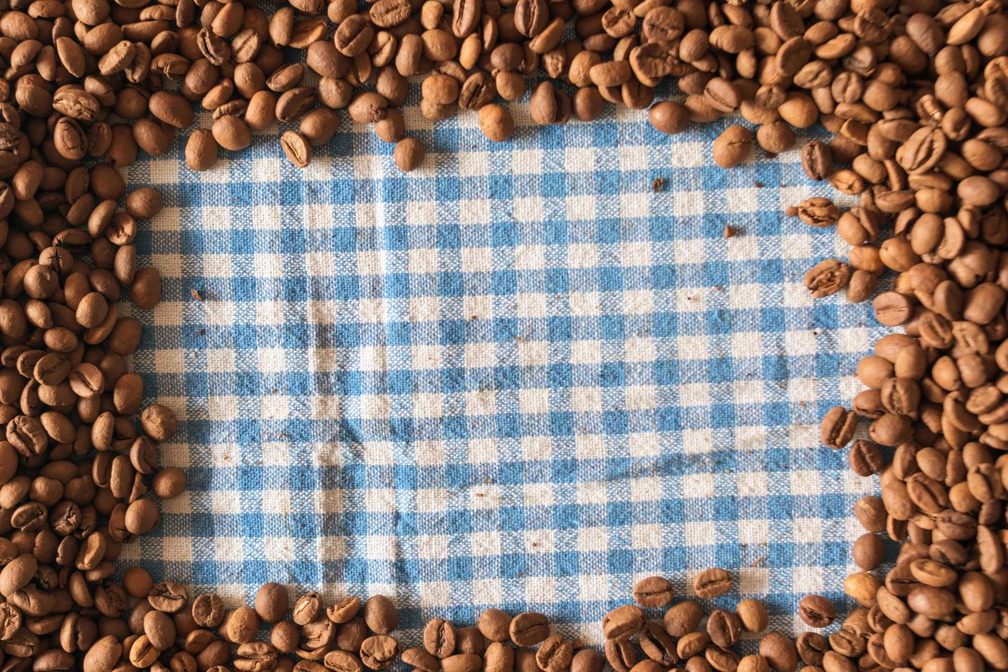 Kaffeebohnen auf dem Tisch mit Tuch von Gangham Checkere foto