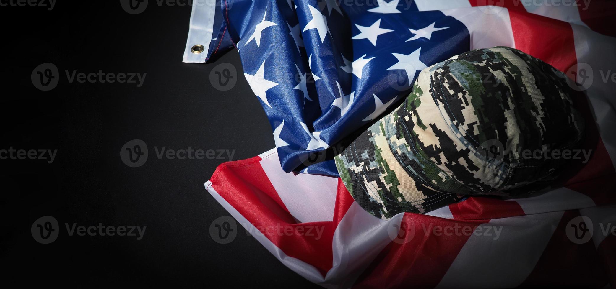 Militärhut oder Tasche mit amerikanischer Flagge. foto