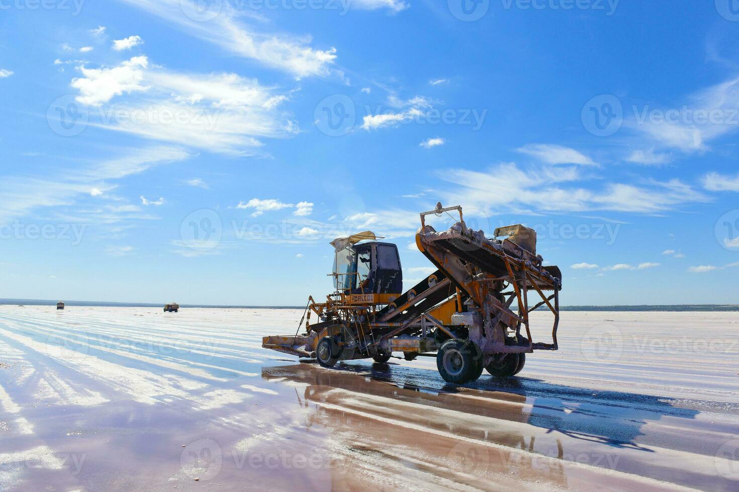 ein groß Maschine ist Arbeiten auf ein groß Feld foto