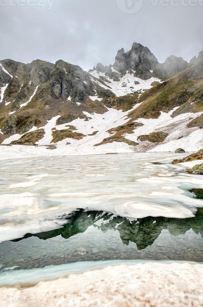 Ponteranica-See auf den Orobie-Alpen bis zum Tauwetter foto