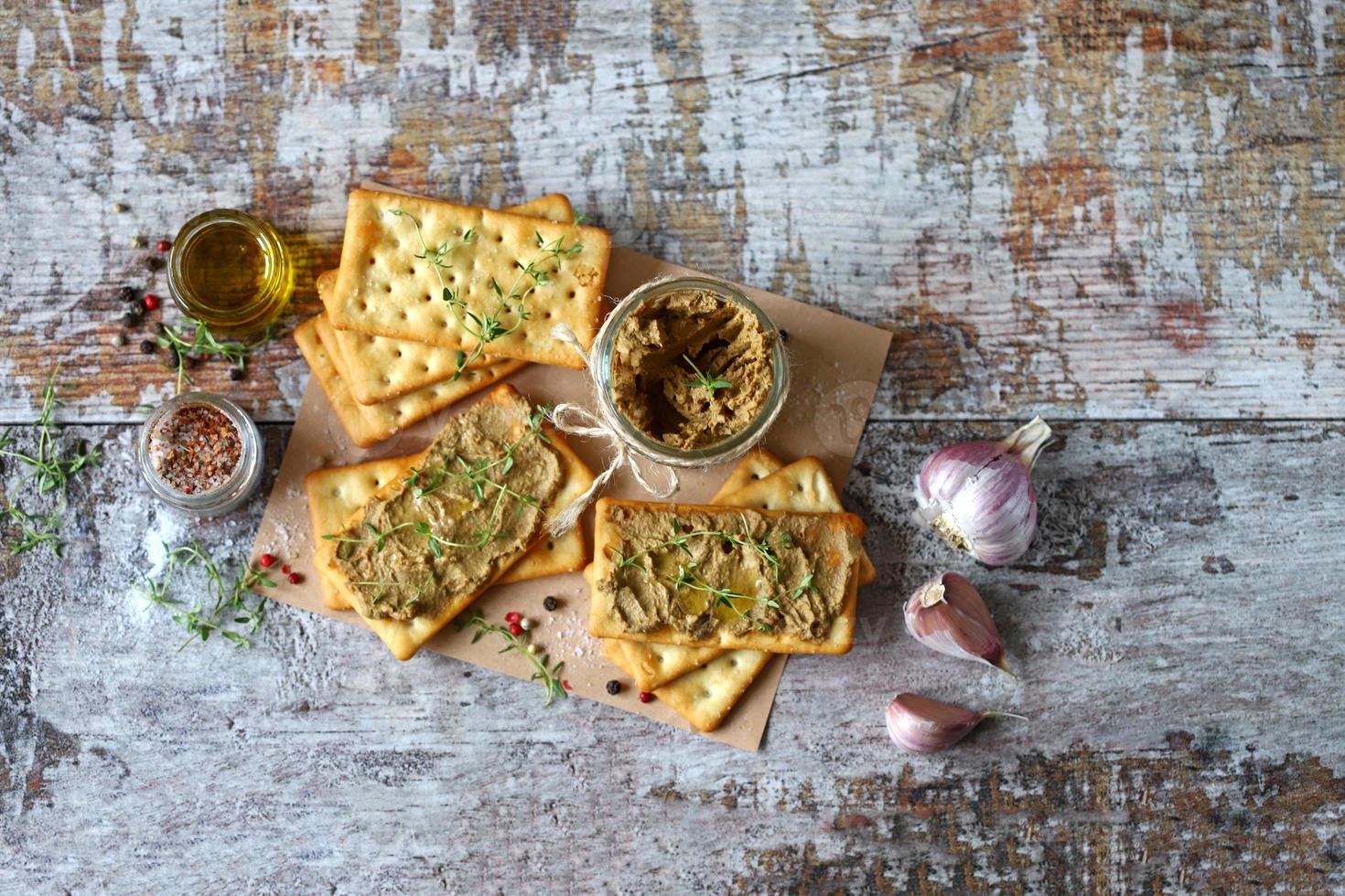 hausgemachte Leberpastete. leckere hausgemachte Pastete mit Gewürzen und Kräutern foto