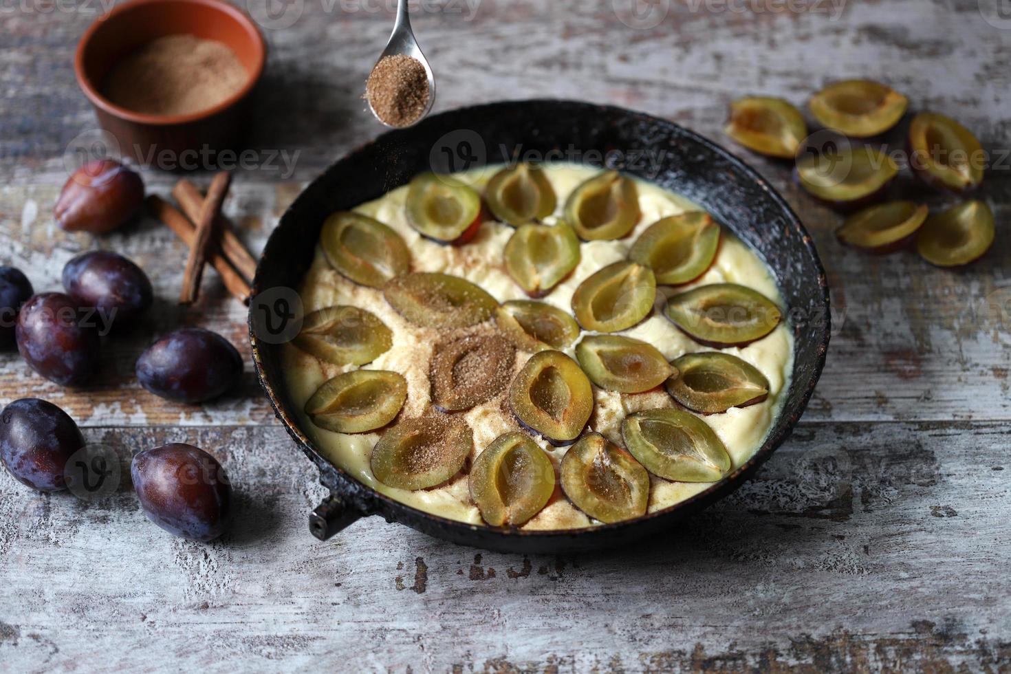 hausgemachter Pflaumenkuchen, der Pflaumenkuchen kocht foto