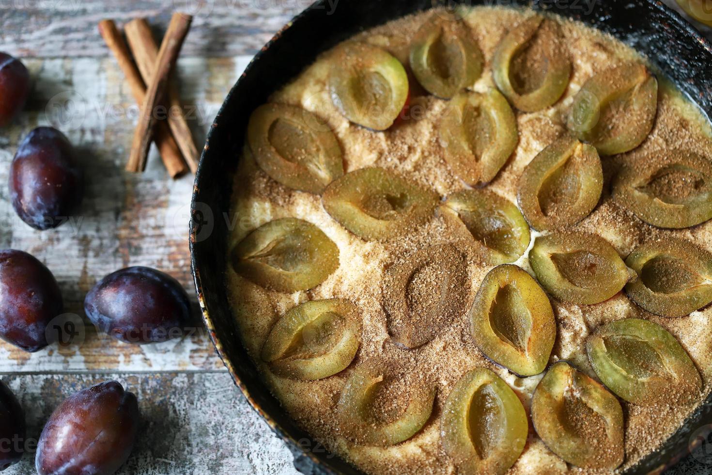 hausgemachter Pflaumenkuchen, der Pflaumenkuchen kocht foto