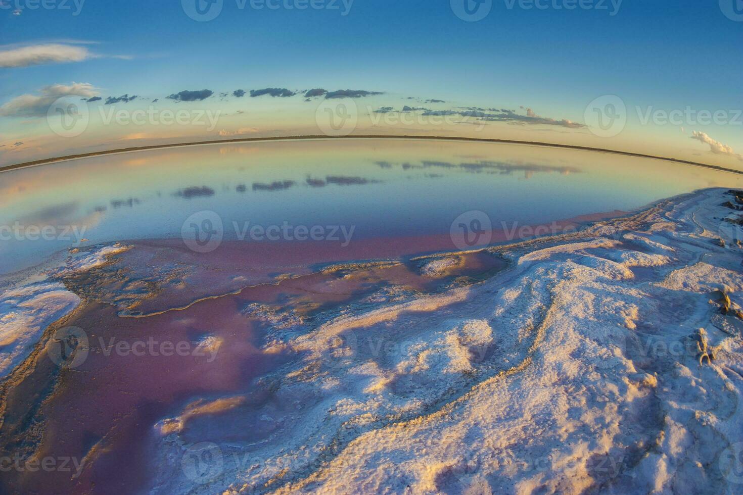 ein Aussicht von das Himmel und Wasser von ein Fisch Auge Linse foto