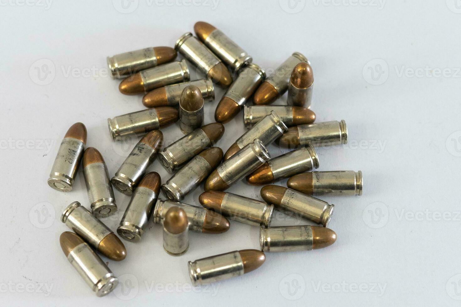 Stapel von golden 9mm Pistole Kugeln auf ein Weiß Hintergrund foto