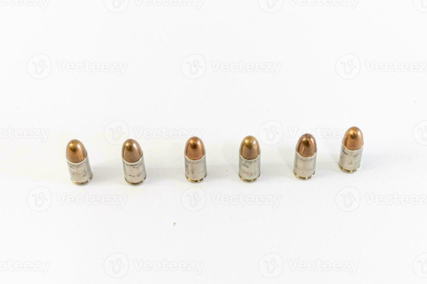 Stapel von golden 9mm Pistole Kugeln auf ein Weiß Hintergrund foto