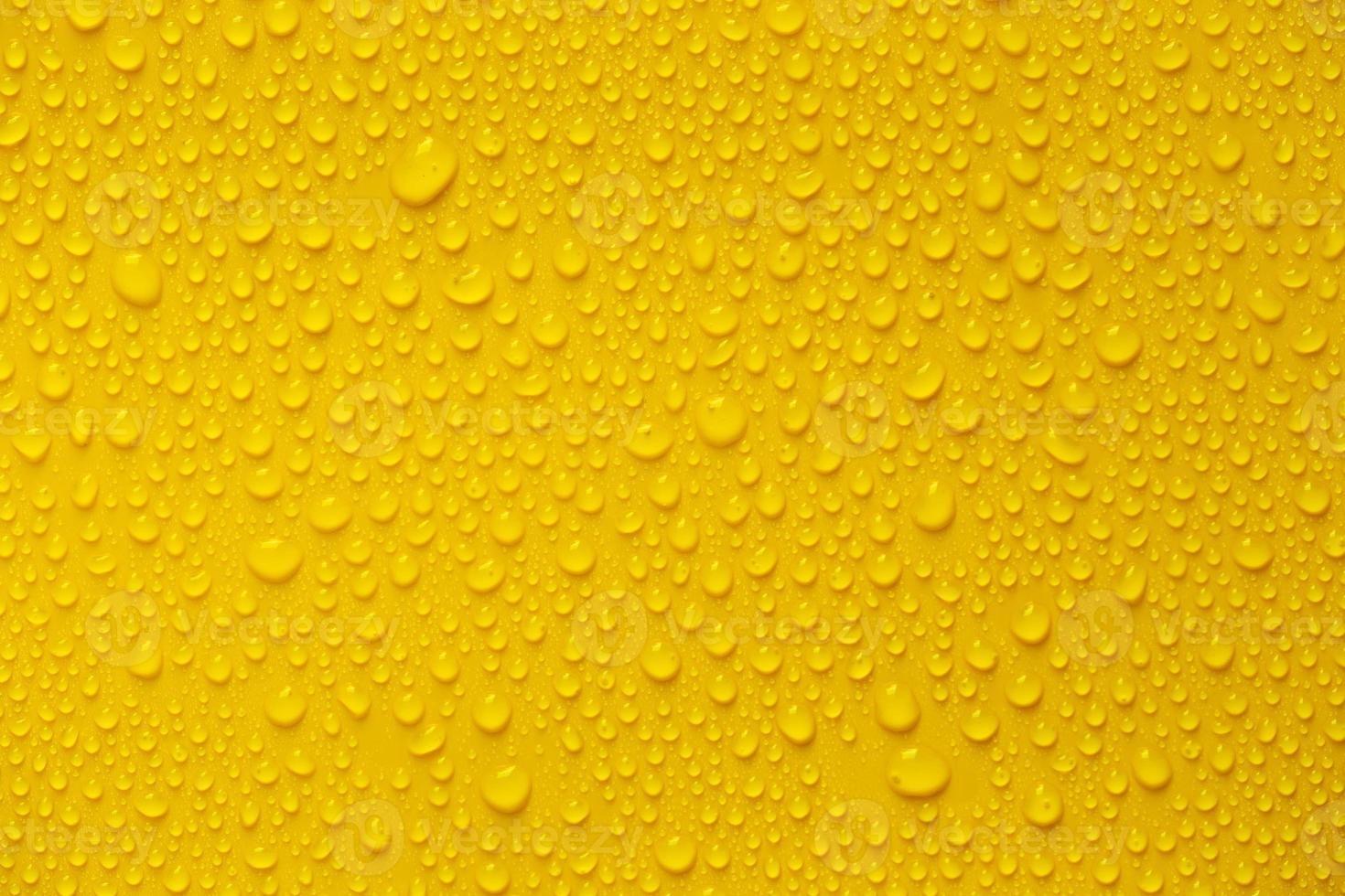 Regen oder Wassertropfen auf gelbem Hintergrund foto