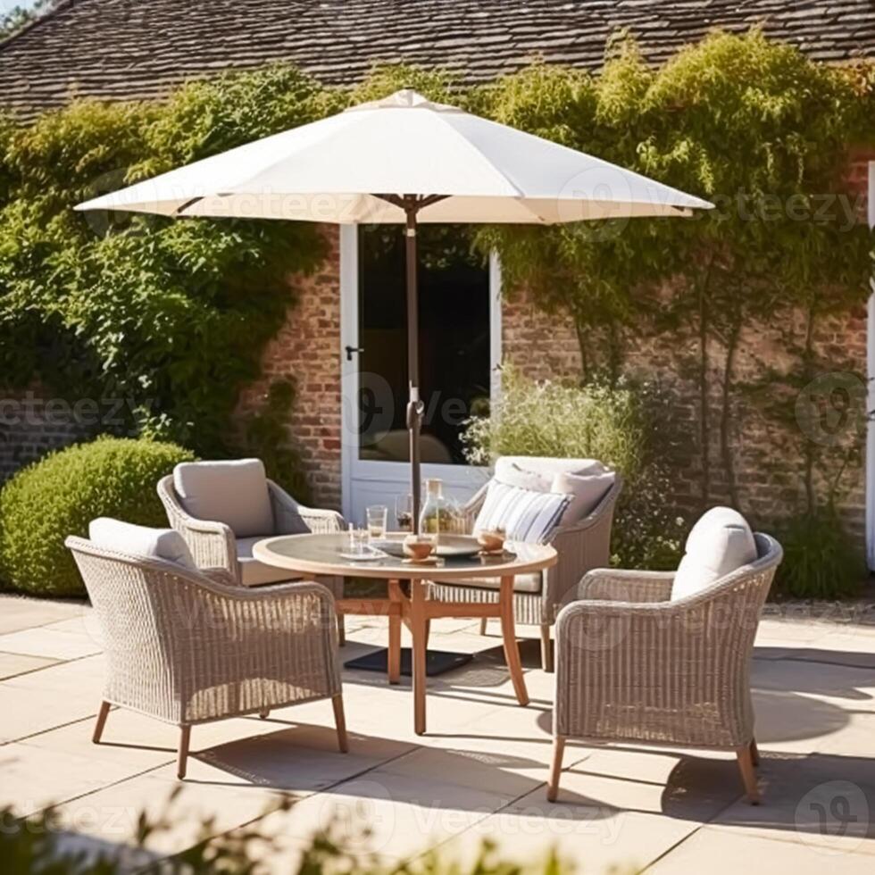 modern Garten Salon, draussen Möbel und Landschaft Haus Terrasse Dekor mit Sofa, Sonne Liege, Sonnenbank und Regenschirm, Land Hütte Stil, generativ ai foto