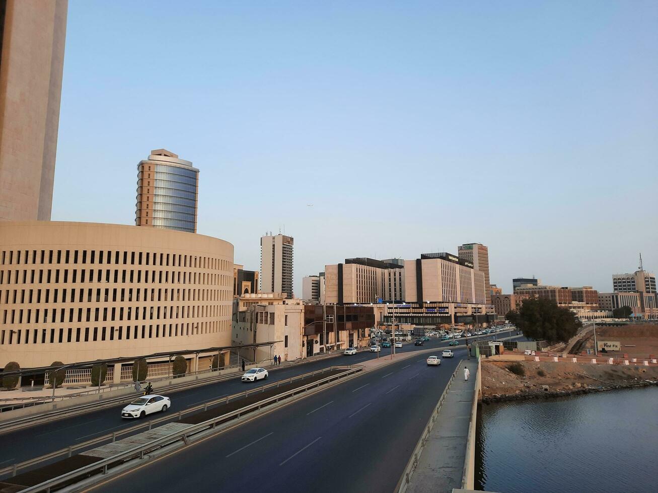 Jeddah, Saudi Arabien, Juni 2023 - - ein schön Abend Aussicht von das Main Straße und kommerziell Gebäude von Balade im Jeddah, Saudi Arabien. foto