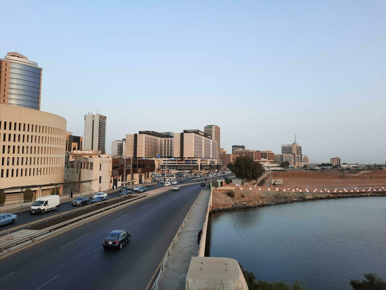 Jeddah, Saudi Arabien, Juni 2023 - - ein schön Abend Aussicht von das Main Straße und kommerziell Gebäude von Balade im Jeddah, Saudi Arabien. foto