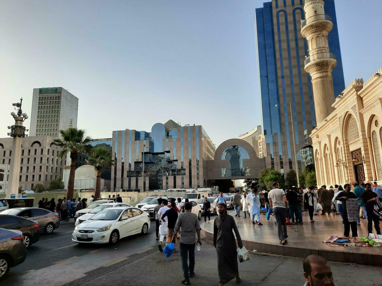 Jeddah, Saudi Arabien, Juni 2023 - - Dort sind Fahrzeuge und Menschen auf das Main Straße von Balade, Jeddah, das Main kommerziell Center von Saudi Arabien. foto