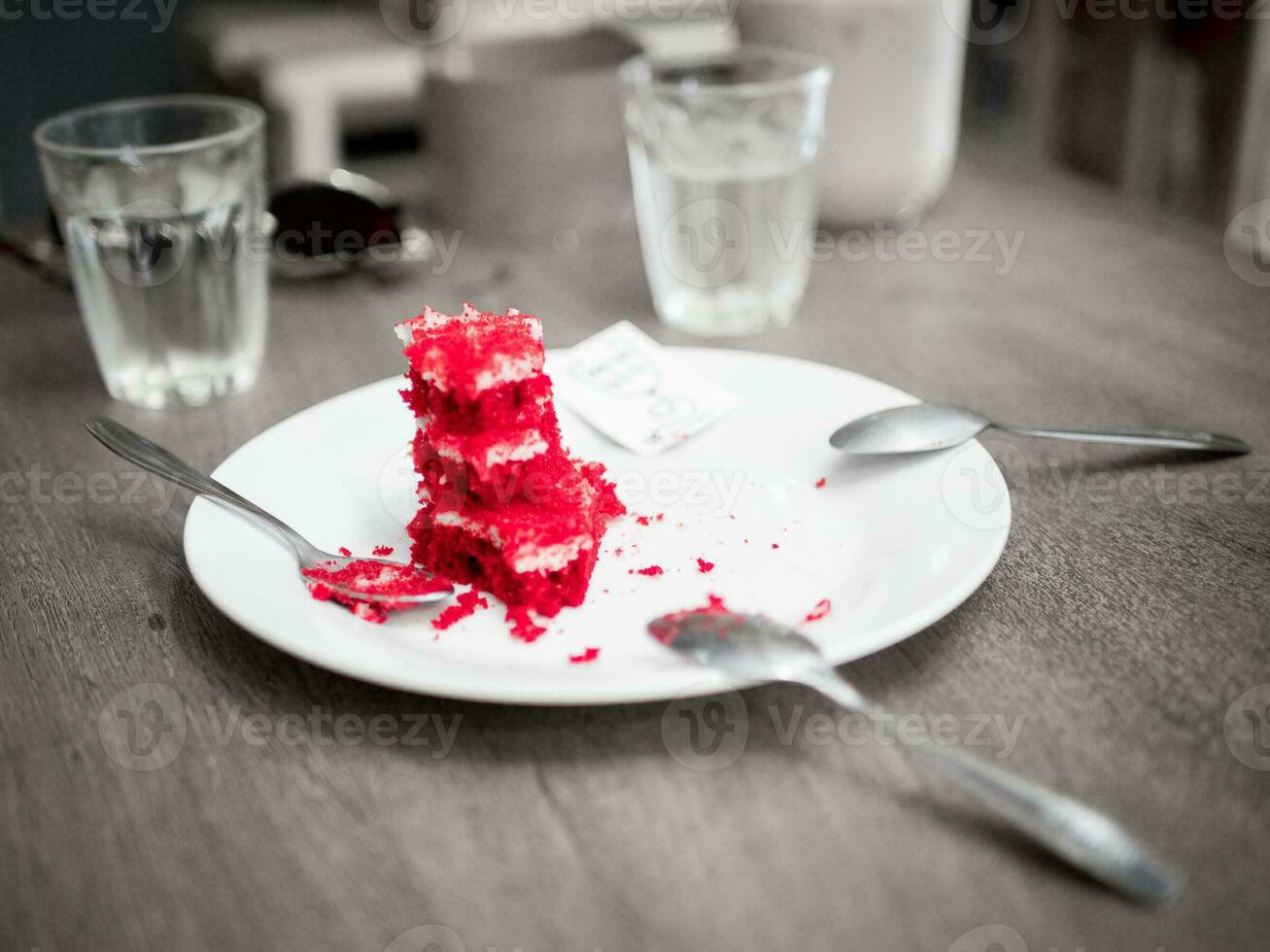 rot Samt Kuchen bekommt gegessen foto