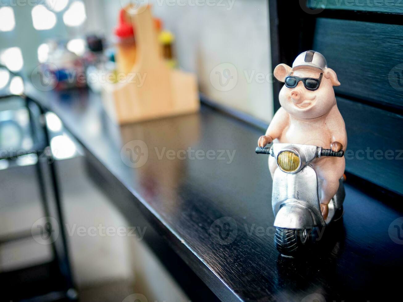Schwein Puppe Fahren ein Motorrad foto