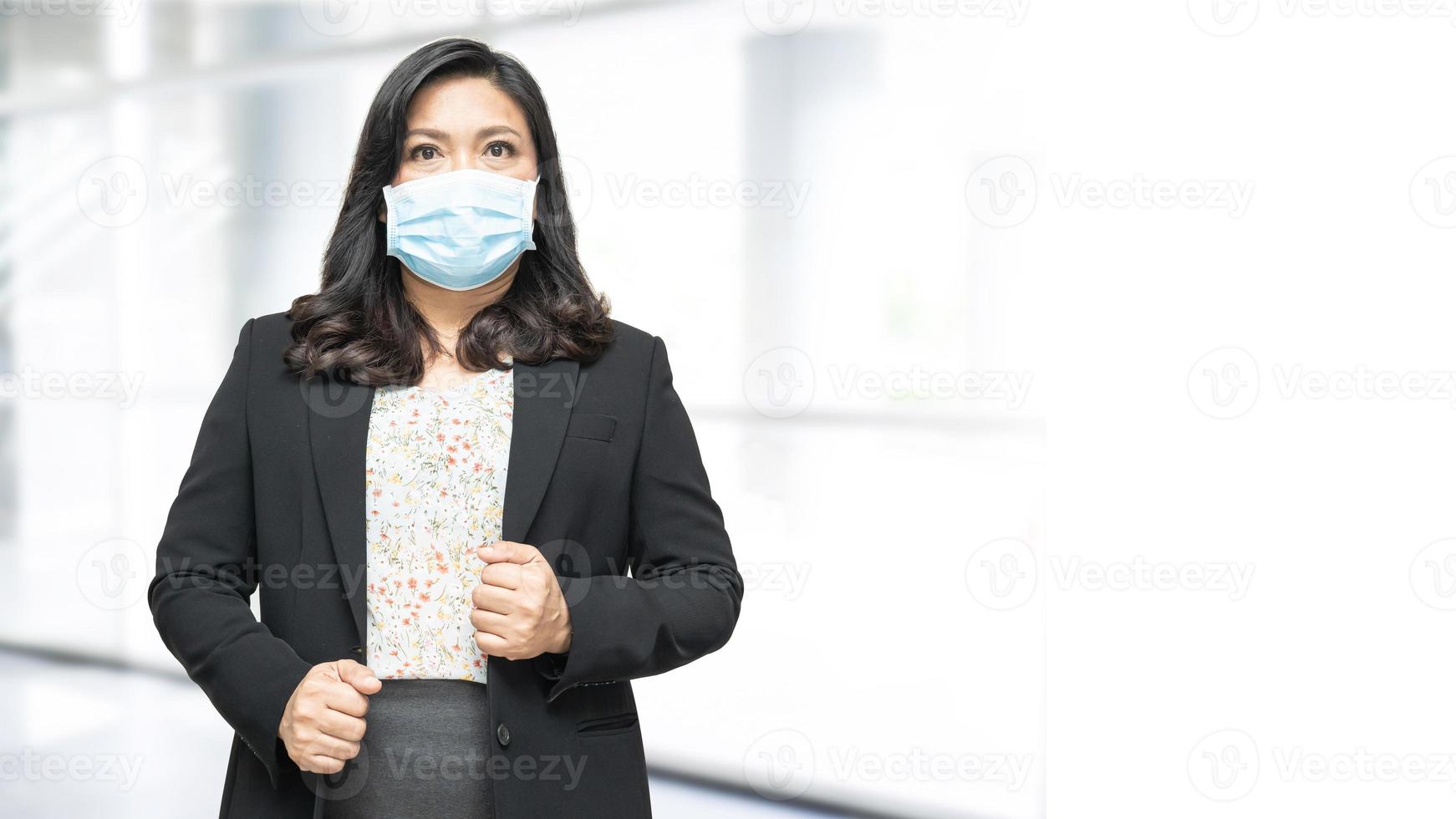 asiatische Dame mit Maske neu normal im Amt zum Schutz der Sicherheitsinfektion Covid-19 Coronavirus. foto