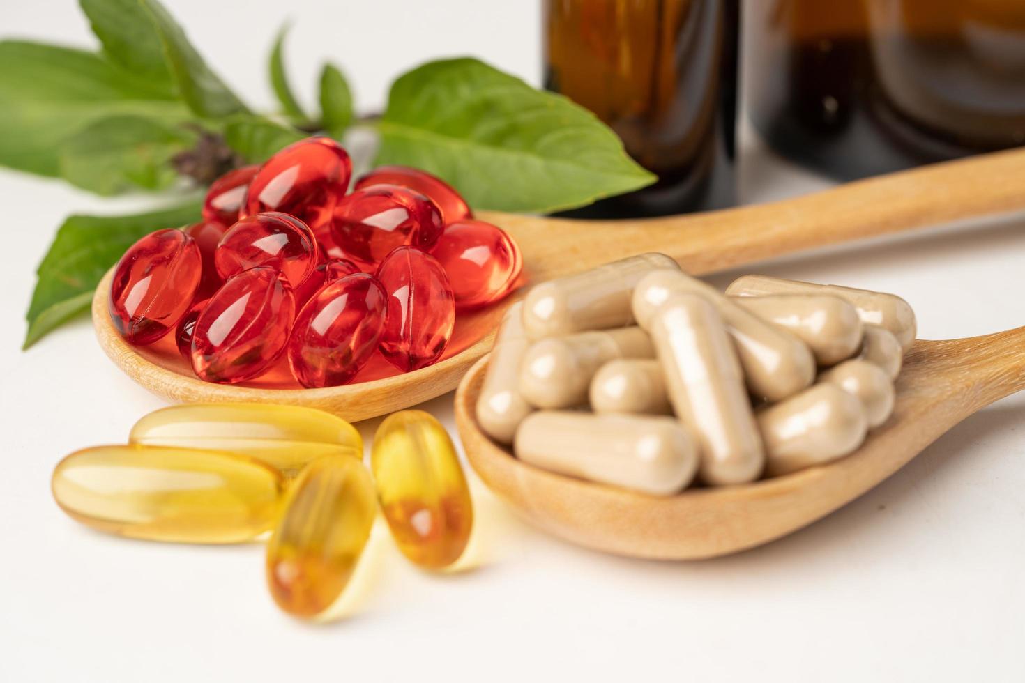 alternative Medizin pflanzliche Bio-Kapsel mit Vitamin E Omega 3 Fischöl, Mineralstoff, Medikament mit Kräuterblatt natürliche Nahrungsergänzungsmittel für ein gesundes und gutes Leben. foto