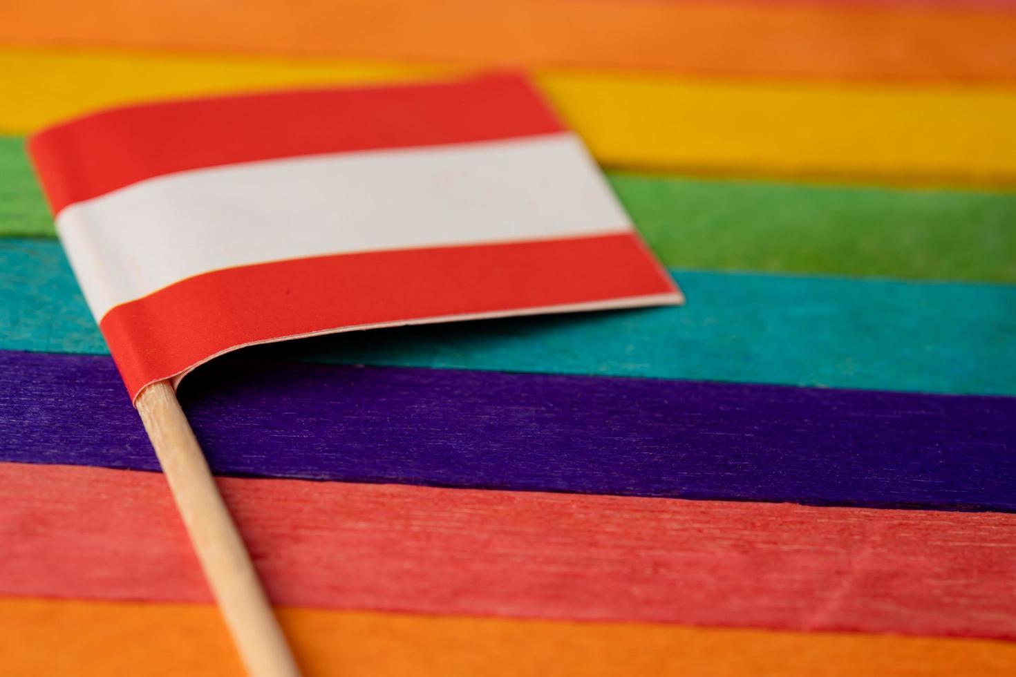 asutrien flagge auf regenbogenhintergrund flagge symbol der sozialen bewegung des lgbt schwulenstolzes regenbogenflagge ist ein symbol für lesbisch, schwul, bisexuell, transgender, menschenrechte, toleranz und frieden. foto