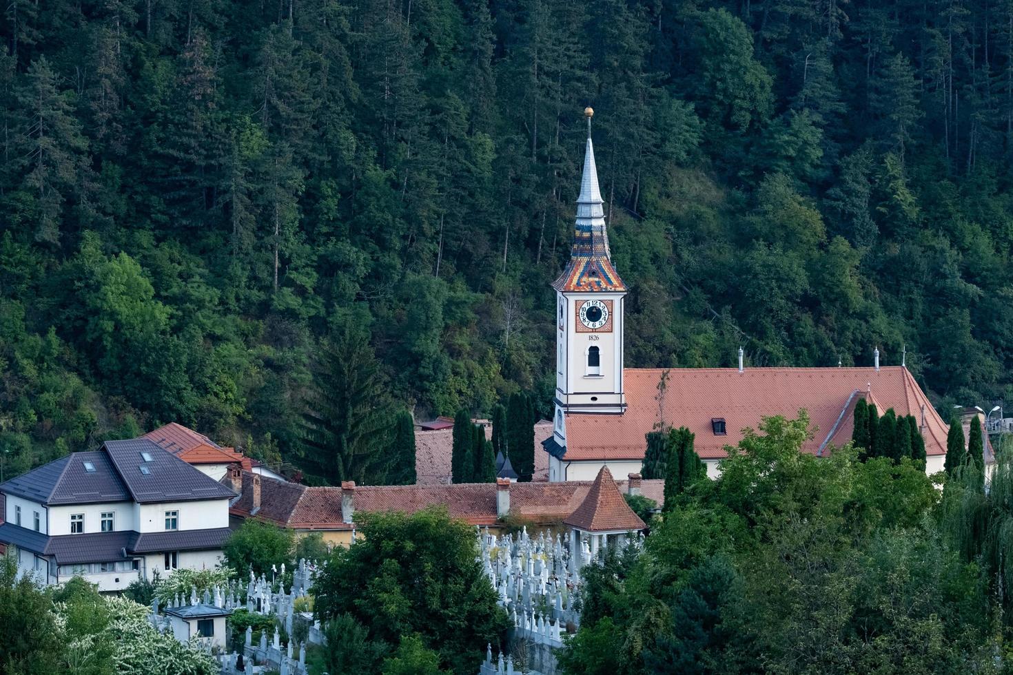 Landschaft mit alten Gebäuden in Rumänien foto