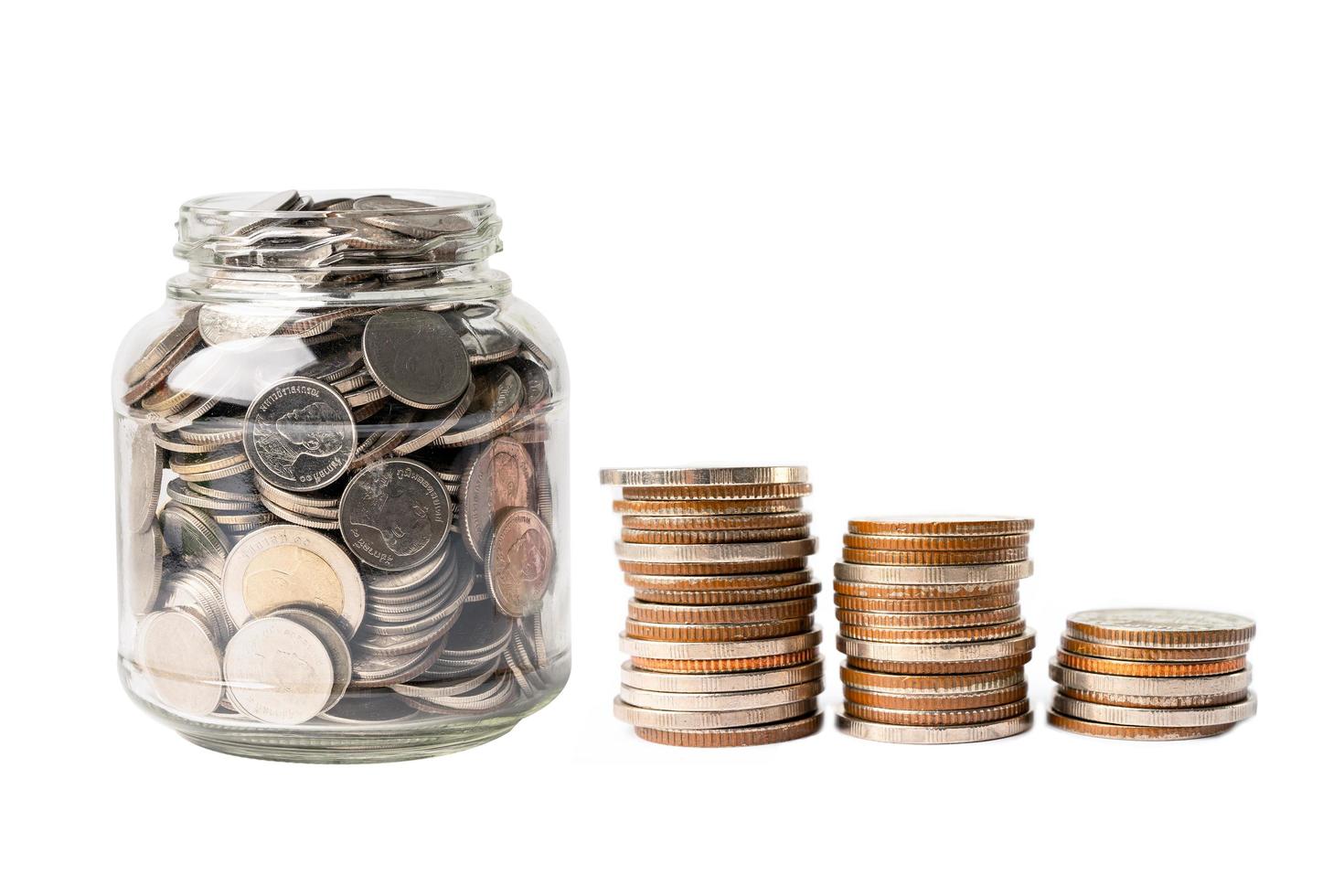 Sparen Sie Geldmünzen im Graskrug, Investitionskonzept für die Unternehmensfinanzierung foto