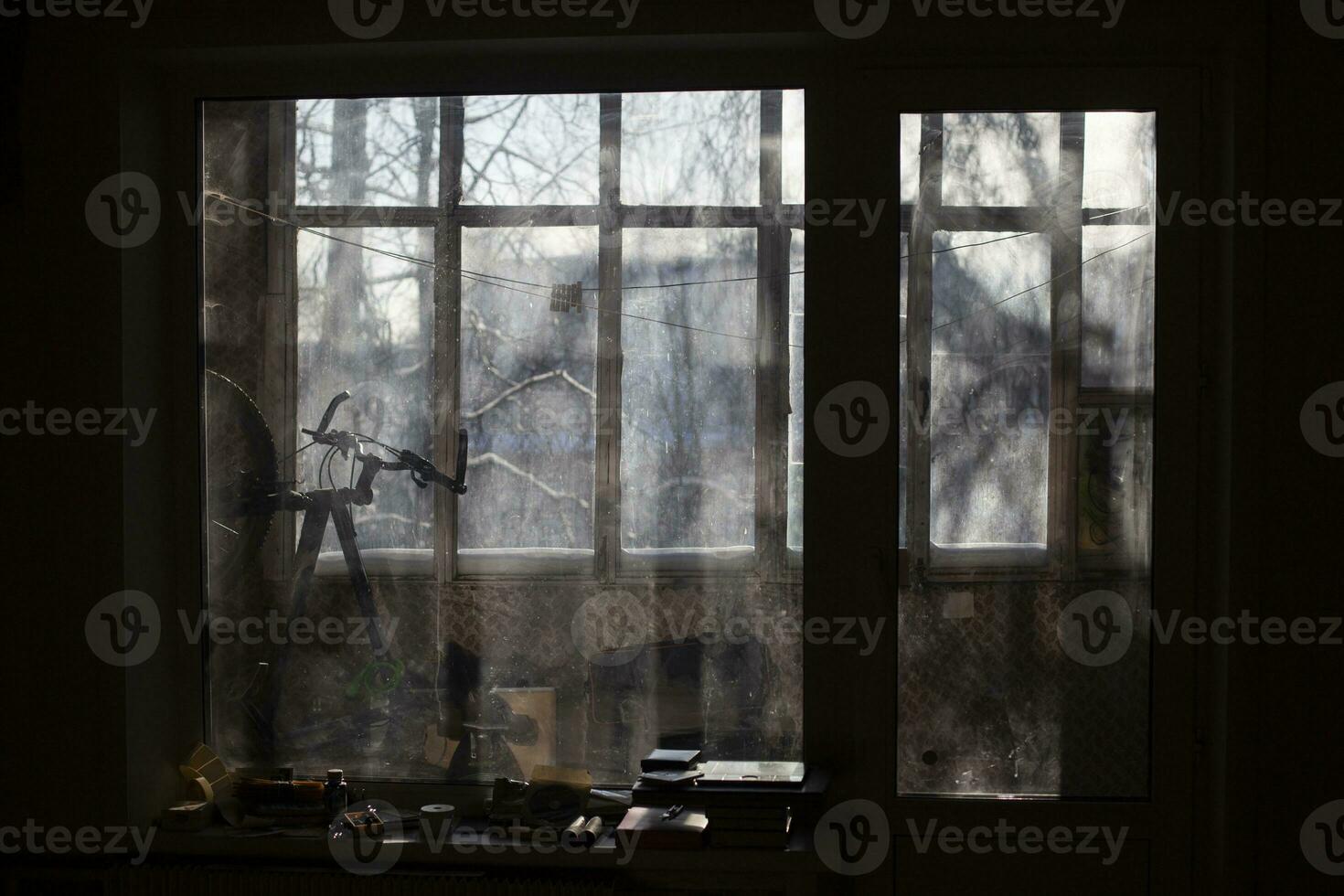 Fenster am Morgen. Innendetails. Blick auf das Fenster im Dunkeln. foto