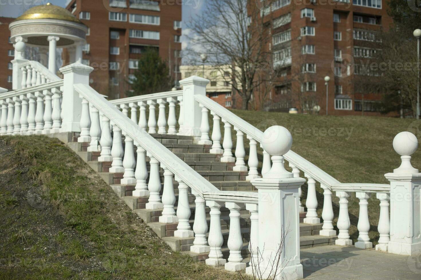 Weiß Treppe im Park. alt Treppe im Stadt. klassisch die Architektur im Park. foto