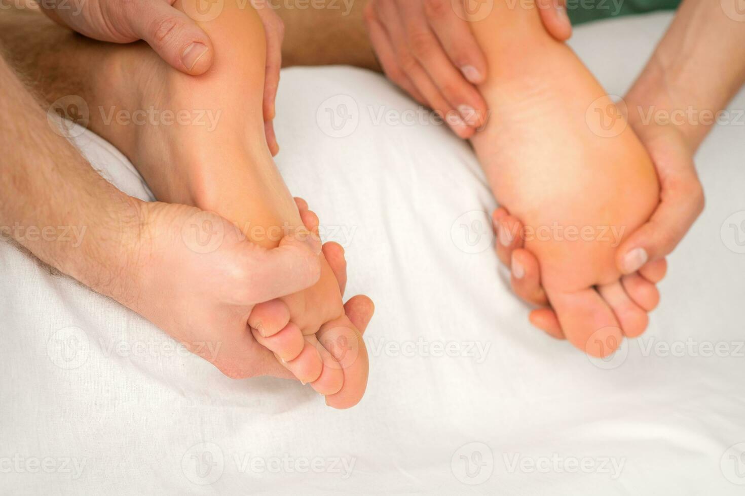 entspannend doppelt Massage auf das weiblich Füße durch zwei Masseure im Spa Salon. foto