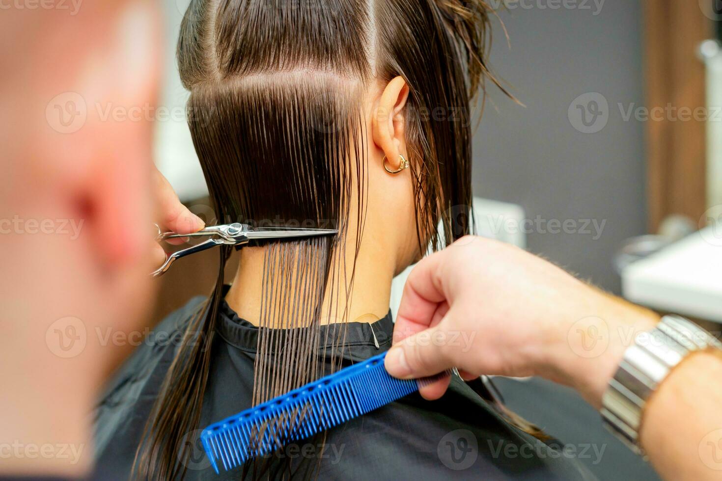 das männlich Friseur schneidet zurück weiblich Kunden Haar mit Schere und Kamm im ein Schönheit Salon. foto
