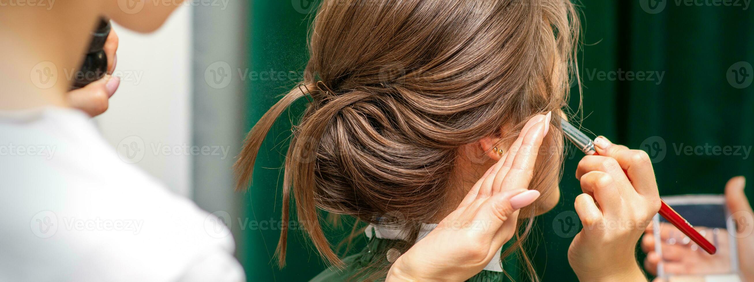 Stylist und bilden Künstler vorbereiten Braut Vor das Hochzeit im ein Schönheit Salon. foto