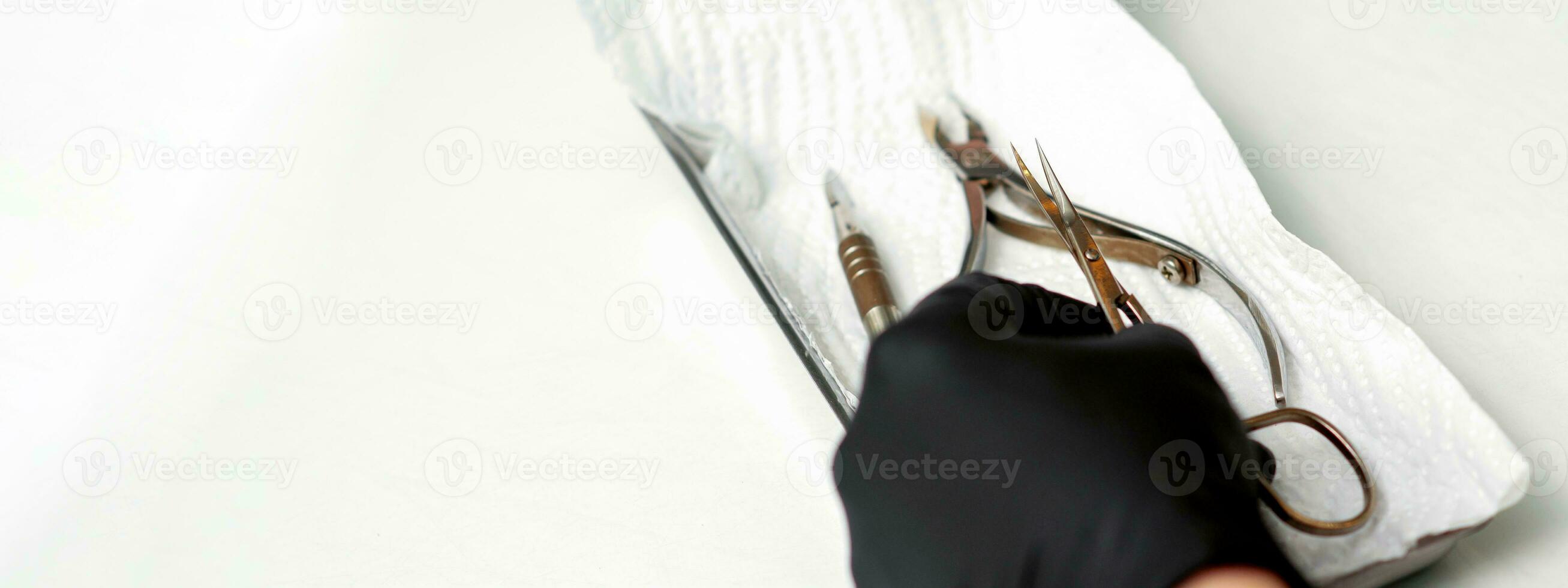 Fachmann Maniküre Meister bereitet vor Nagel Pflege Werkzeuge auf ein Weiß Hintergrund mit Kopieren Raum. foto