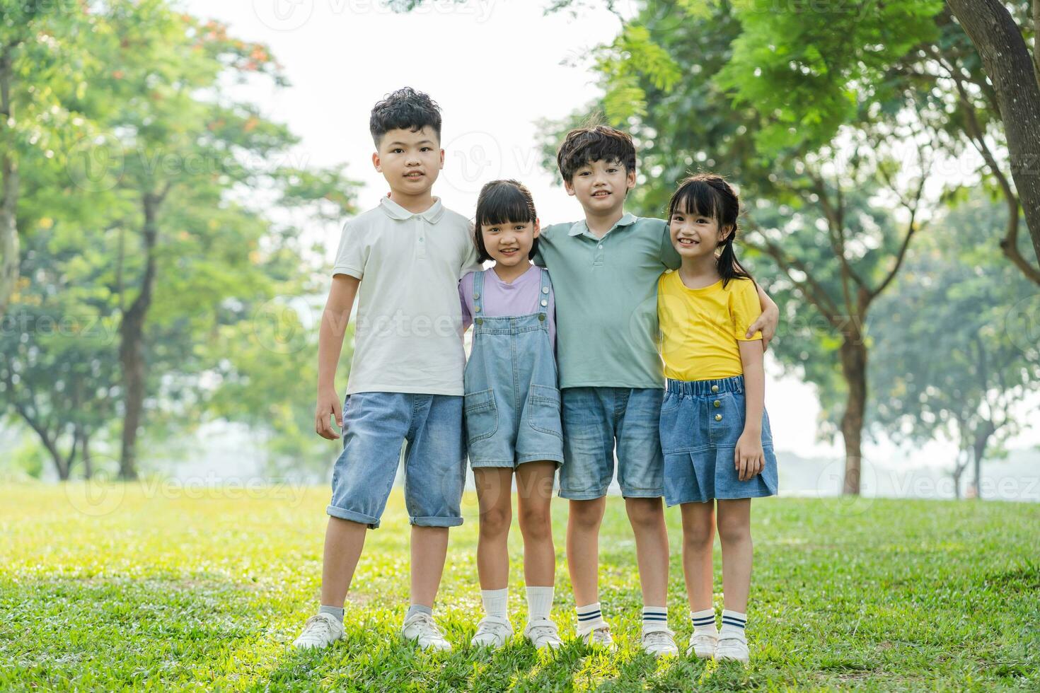 Gruppe von süß asiatisch Kinder haben Spaß im das Park foto