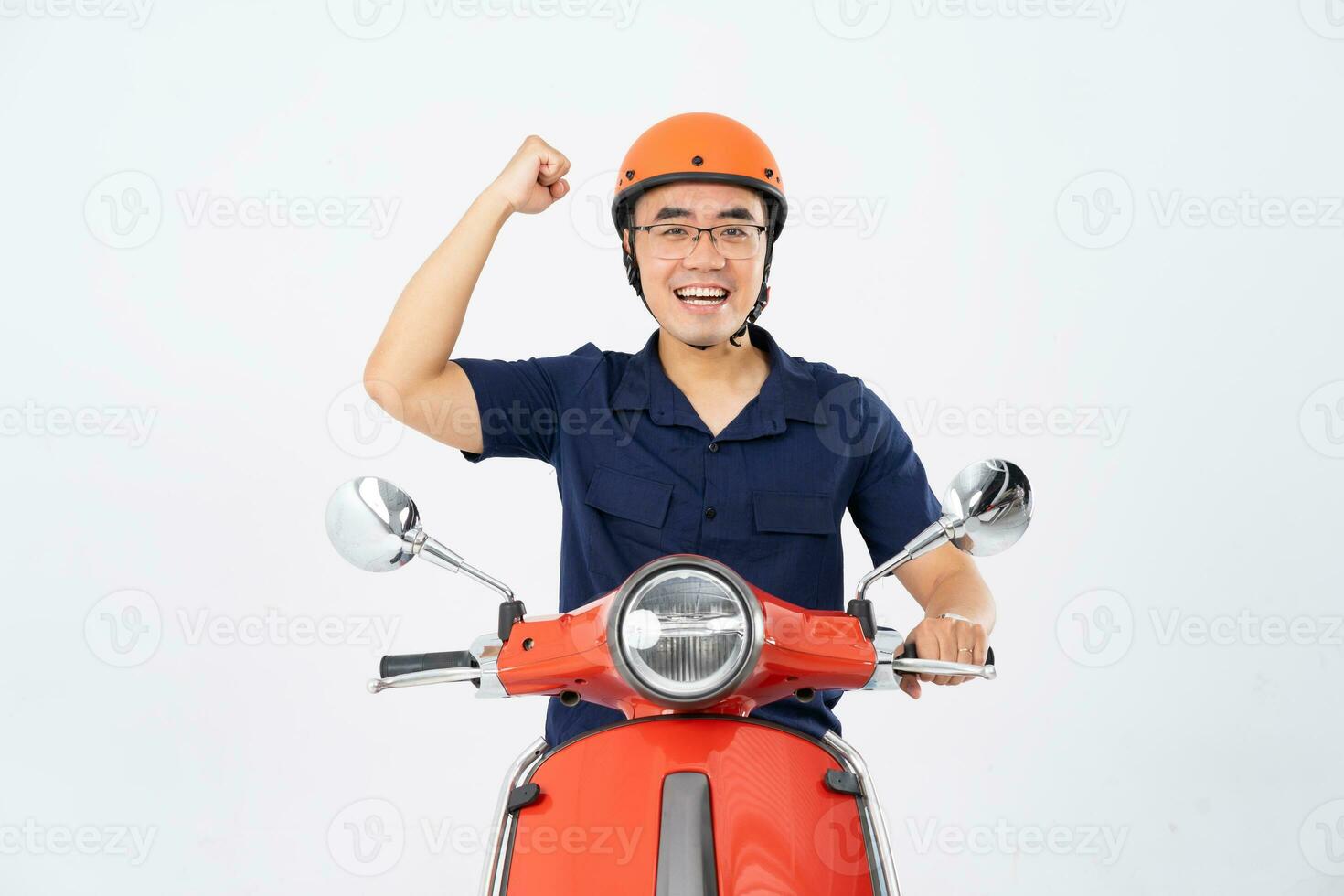 ein Mann tragen ein Helm und Fahren ein Motorrad foto