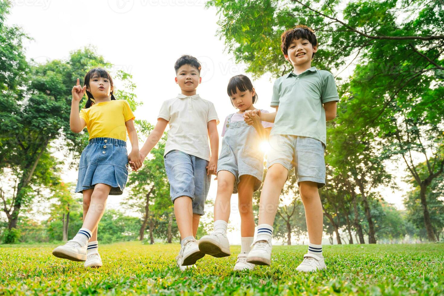 Gruppe von süß asiatisch Kinder haben Spaß im das Park foto