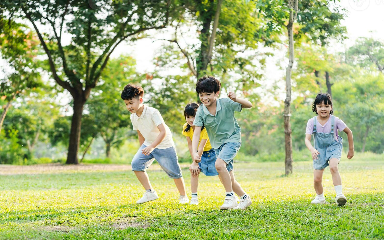 Gruppe Bild von asiatisch Kinder haben Spaß im das Park foto