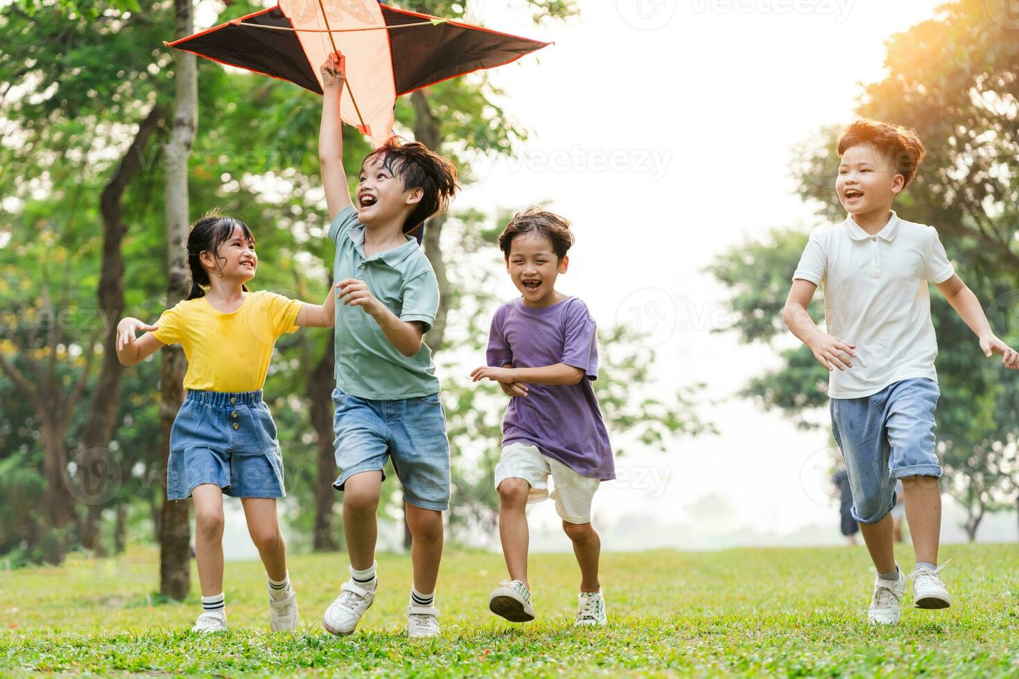 Gruppe Bild von süß asiatisch Kinder spielen im das Park foto