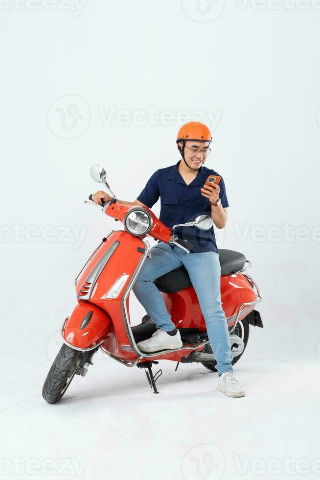 voll Körper Foto von ein Mann tragen ein Friseur und Fahren ein Motorrad