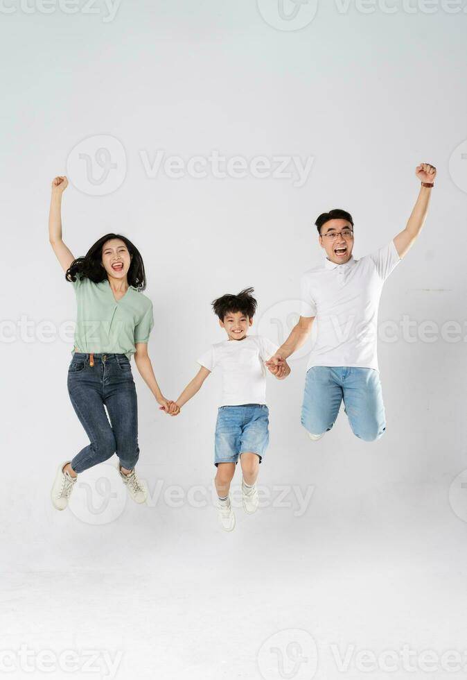 ein Familie posieren auf ein Weiß Hintergrund foto