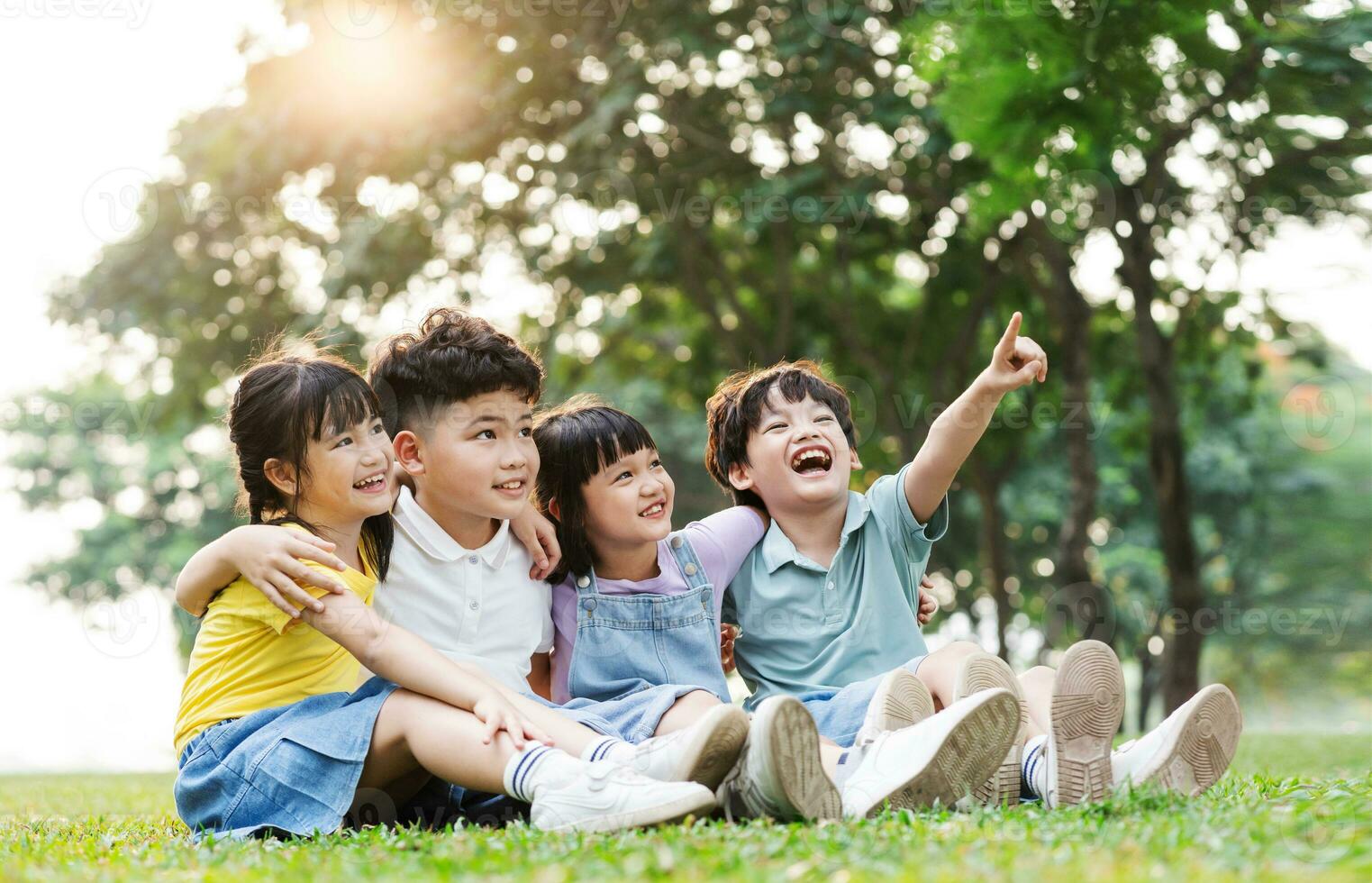 Gruppe von süß asiatisch Kinder haben Spaß im das Park foto