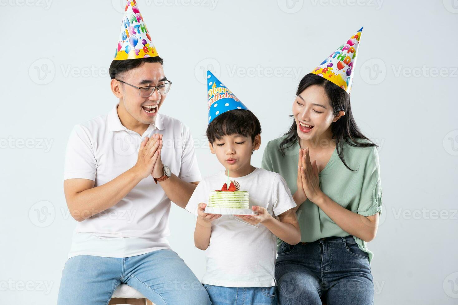 ein Familie auf ein Weiß Hintergrund foto