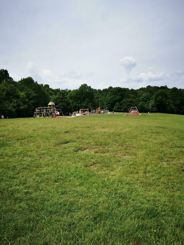 ein Aussicht von ein Kinder Spielplatz im ein Park im das Sommer. foto