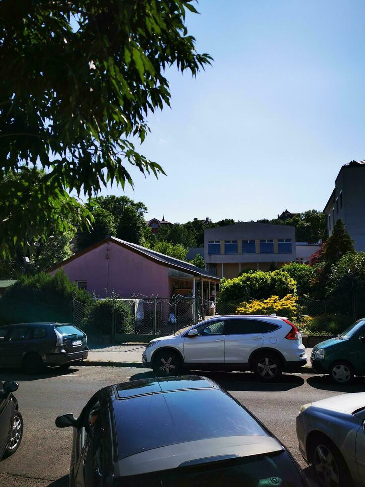 Autos geparkt im das Straße auf ein sonnig Sommer- Tag. Blau Himmel. foto