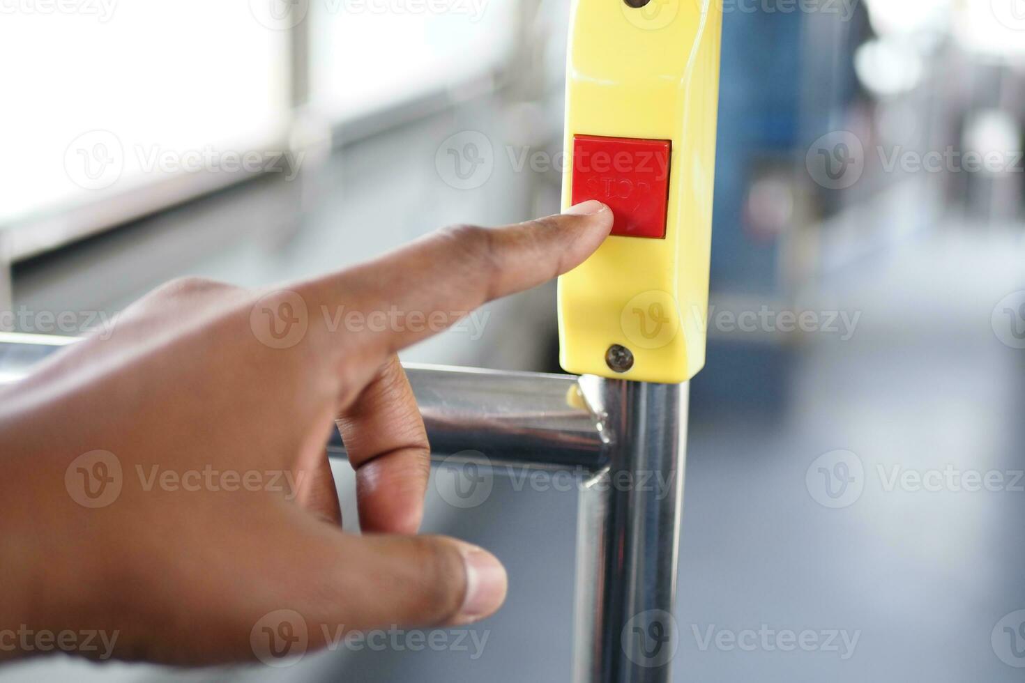Nahansicht von Bus Glocke Schalter zum halt Innerhalb das Öffentlichkeit Bus foto