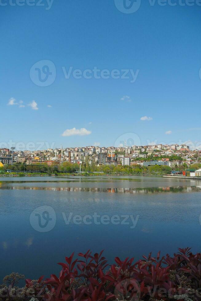 Fluss Aussicht und Istanbul Stadt Gebäude gegen Blau Himmel foto